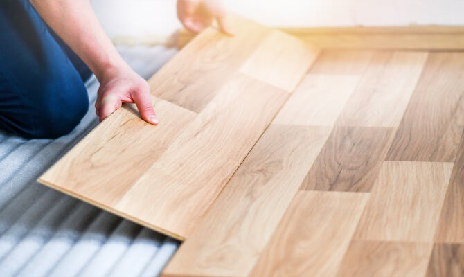 worker installing laminate flooring